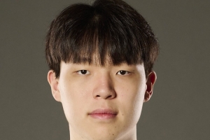 球队主持人：杨瀚森今天让人眼前一亮 不过有时他显得脱节和疲惫