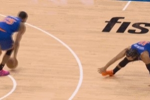 要小心啊！布伦森遭遇逼抢拉到胯部下场休整