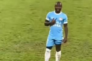 遭球迷种族歧视！阿奇姆彭指着自己一脸懵+抗议 双方球员纷纷安慰