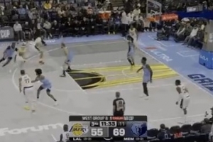 真累了！里夫斯借掩护中路急停中投 离谱三不沾出界...