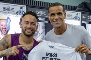 内马尔赠巴西名宿里瓦尔多签名球衣，社媒晒合影并配文：偶像！