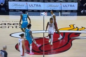 有够倒霉…小米切尔上周被三球秀脚法爆头 今天被东契奇背传砸脸