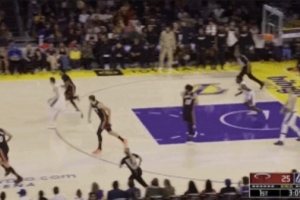 这视野无敌！东契奇纵观全场的四分卫长传 助攻拉拉维亚扣篮得分