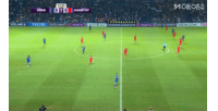 差点丢球！对方前锋比素利门前无人盯防，抢点射门打偏